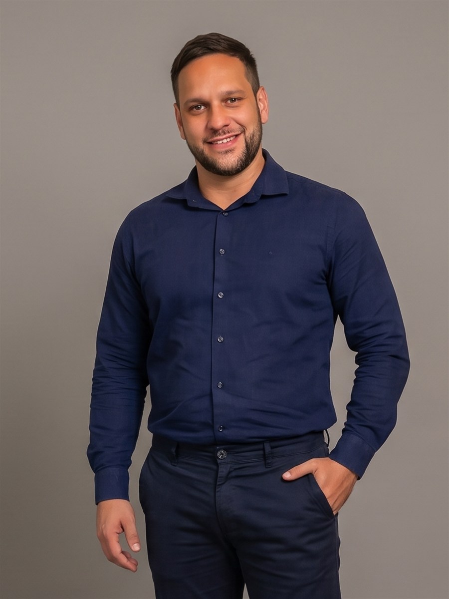 Fabio Henrique Passos, psicólogo CRP 12/13576, sentado e sorrindo